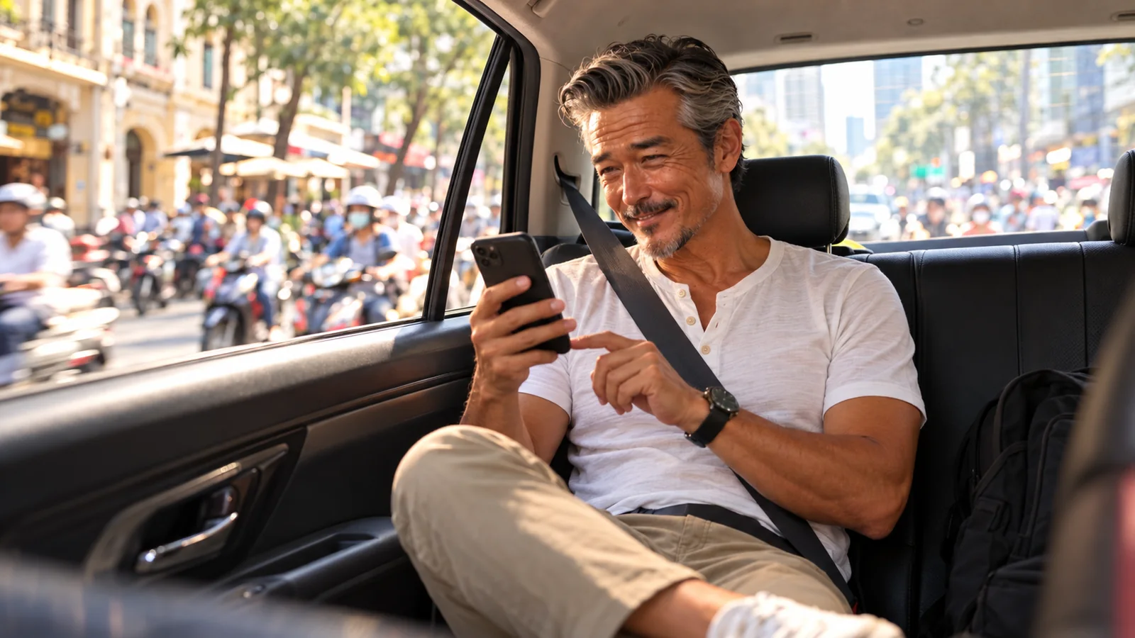 到着直後にタクシーの車内でスマートフォンを使うパスポートおっさん
