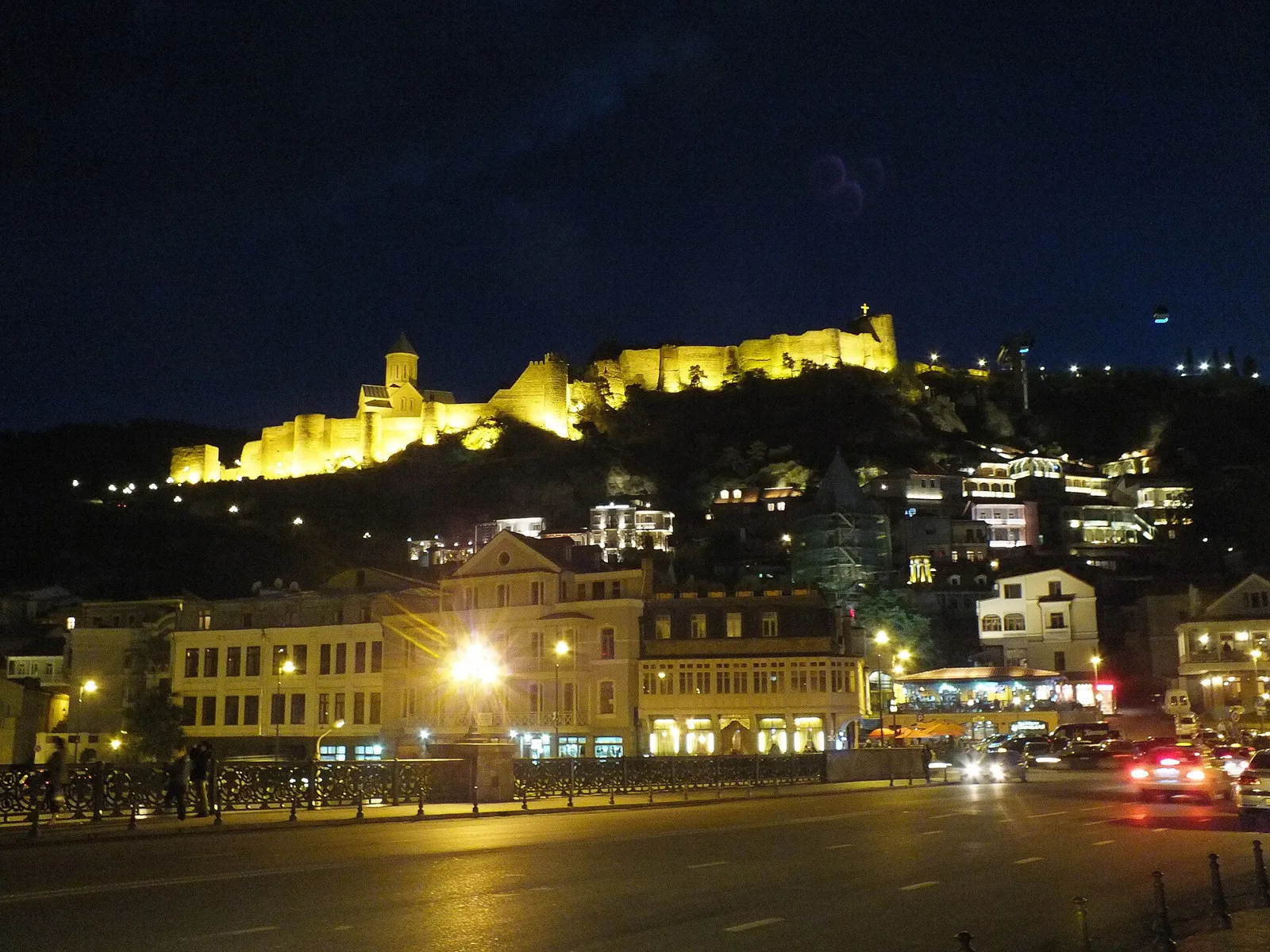 ライトアップされたナリカラ要塞とトビリシ旧市街の夜景(ジョージア)