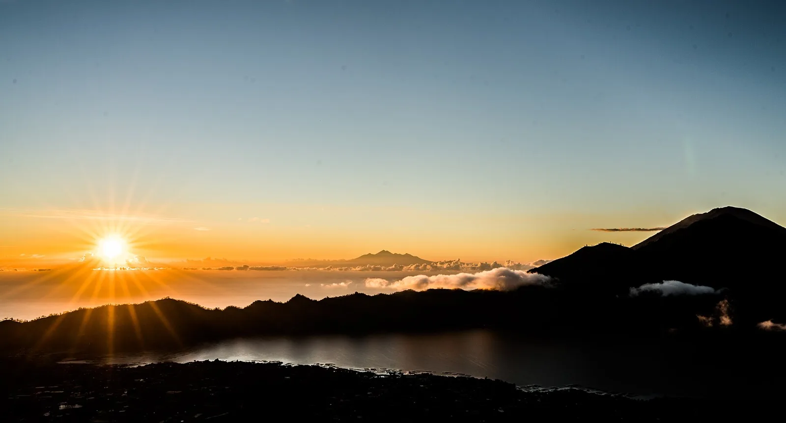 バトゥール山の向こうに昇る朝日と雲海(インドネシア・バリ島)