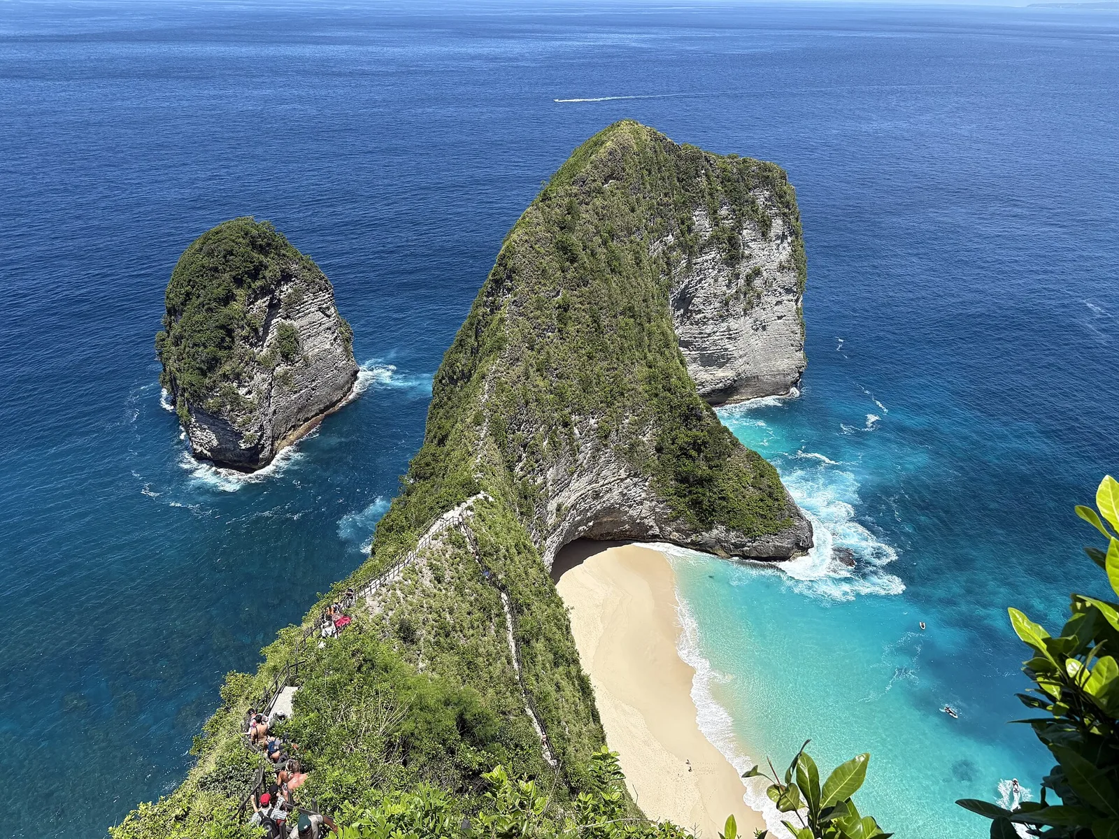 ヌサペニダ島クリンキンビーチの断崖と青い海(インドネシア・バリ)