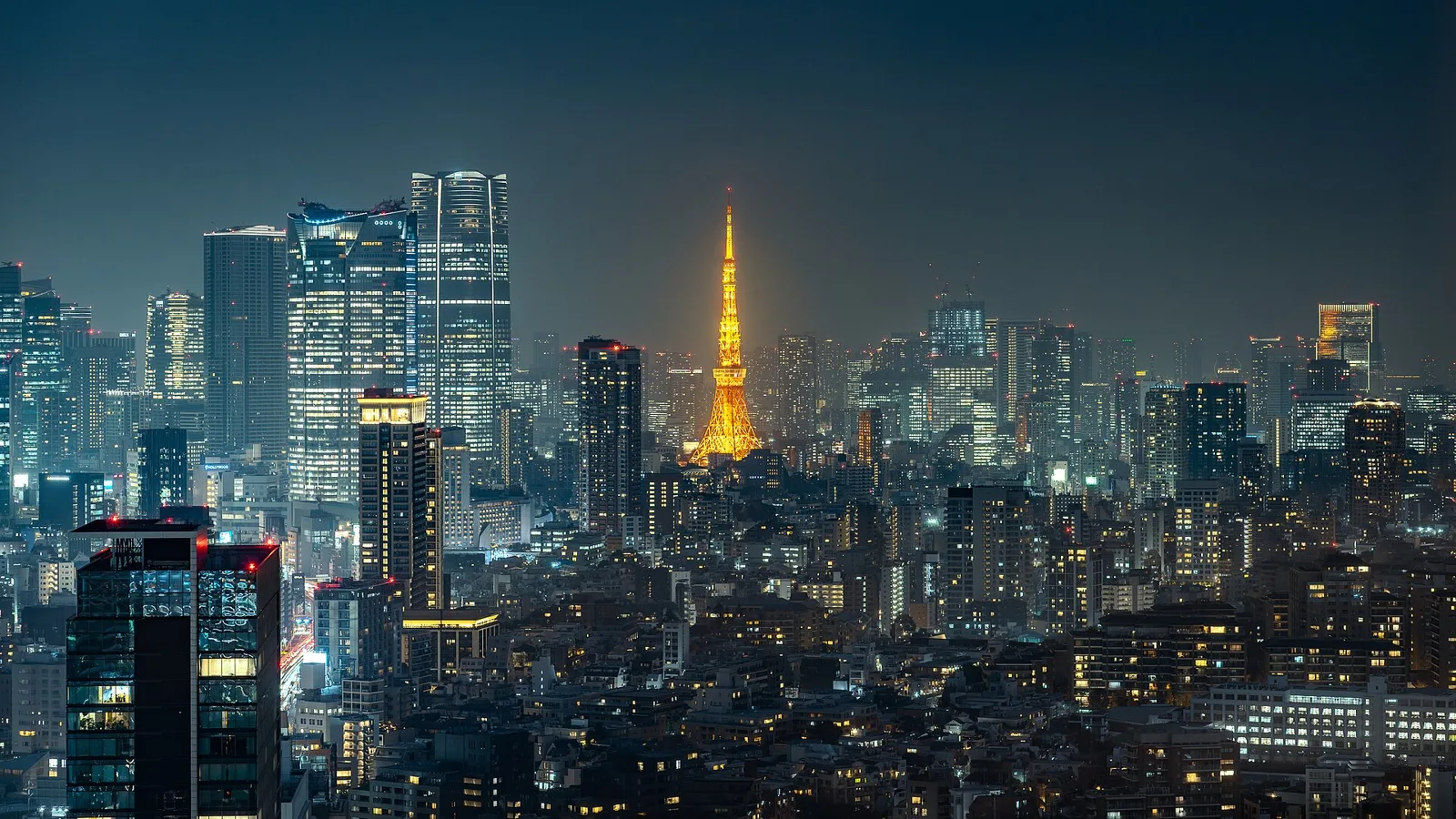 東京タワーと高層ビルが輝く東京の夜景(日本)