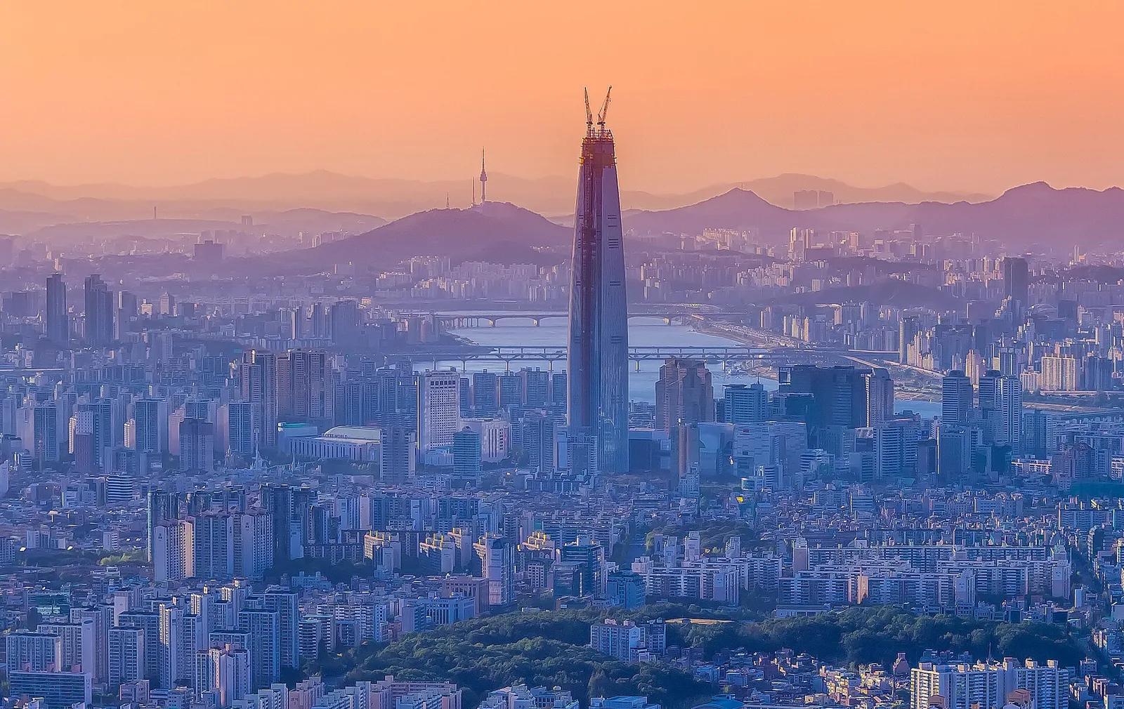 夕焼けに染まるソウルの街並みとロッテワールドタワー(韓国)