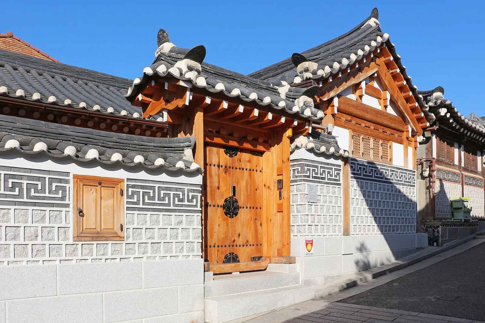 青空の下に並ぶ北村韓屋村の伝統家屋(韓国・ソウル)