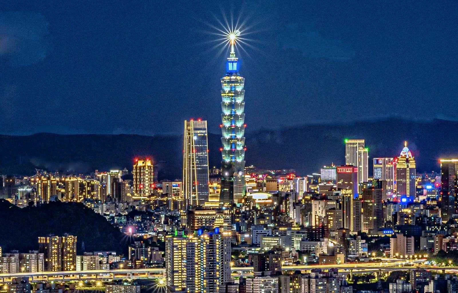台北101がそびえる台北の夜景(台湾)