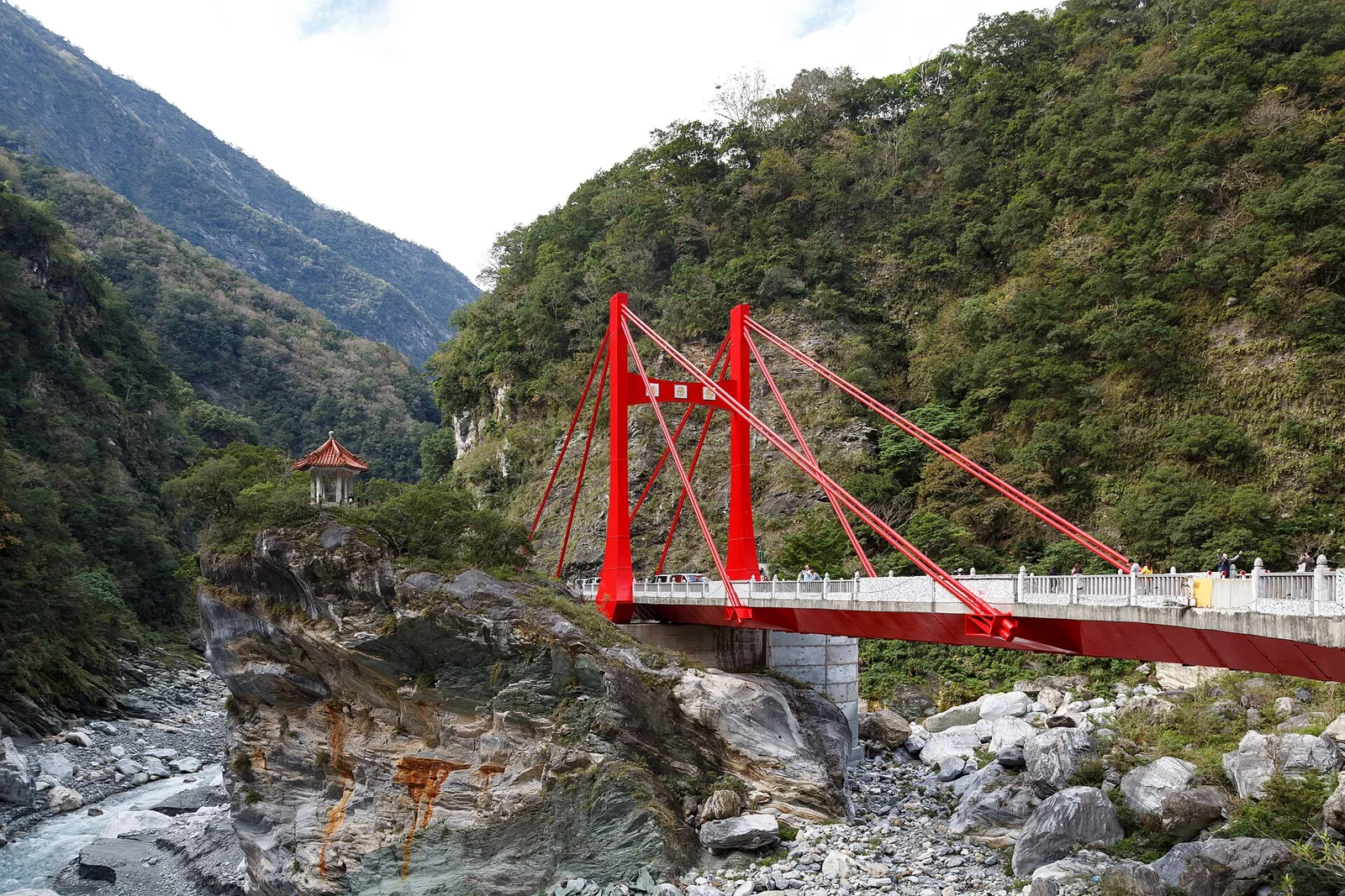 太魯閣峡谷にかかる赤い吊り橋と緑の山並み(台湾・花蓮)