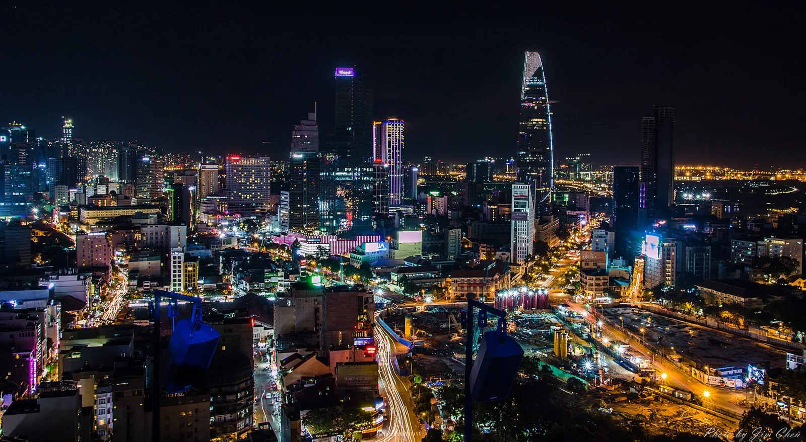 川沿いに高層ビルが輝くホーチミン市の夜景(ベトナム)